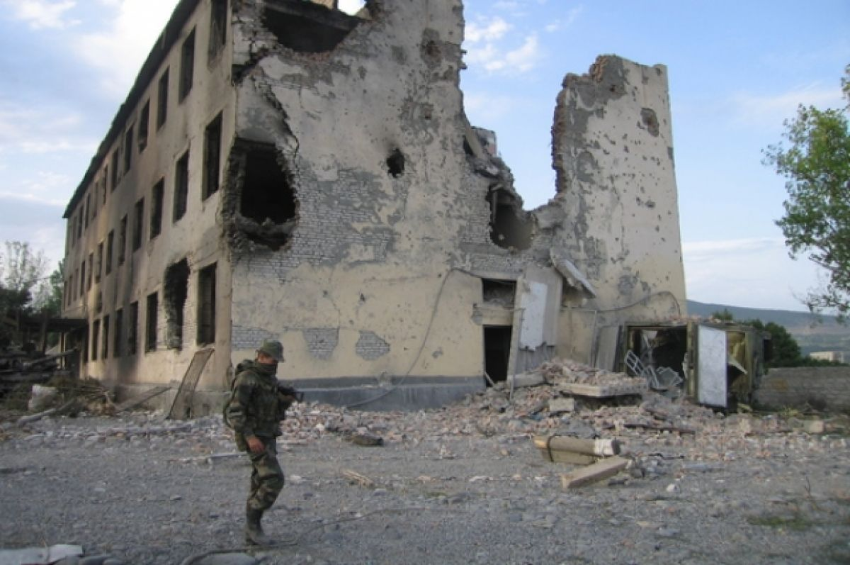 Уничтоженное танковыми попаданиями здание миротворцев России в Цхинвале, гдебыли убиты 2 военнослужащих 8 августа 2008