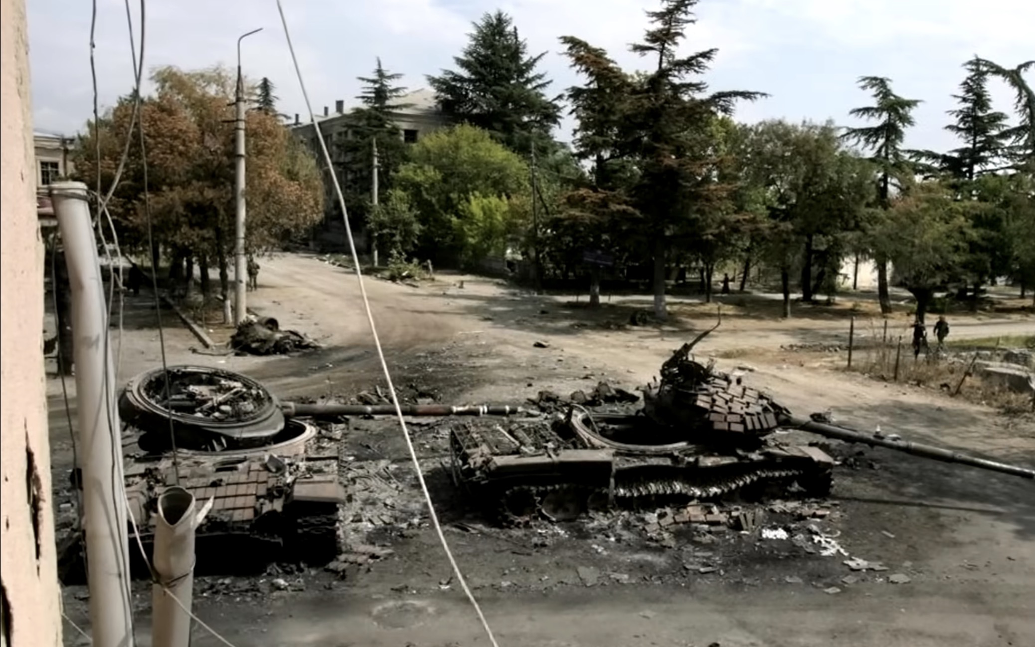 Уничтоженные грузинские танки Т-72 на пересечении улиц Московская и Привокзальная (ныне ул. Владимира Путина и ул. Миротворцев) в Цхинвале, 2008