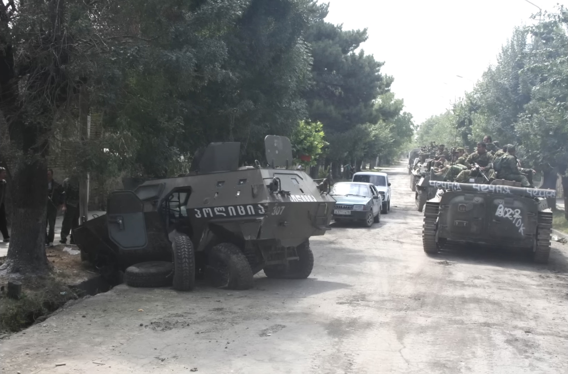 Уничтоженный бронетранспортер грузинского спеназа Кобра на улице Иосифа Сталина в Цхинвале