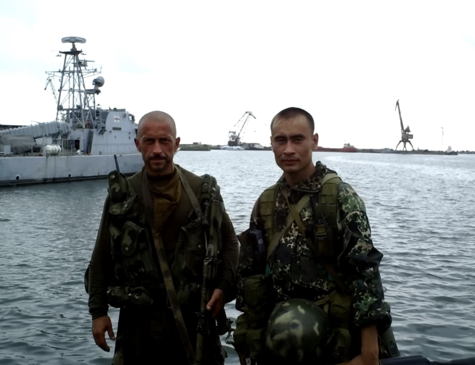 Разведывательная группа десантников Росси в грузинском порту Поти перед подрывом военных кораблей Грузии.