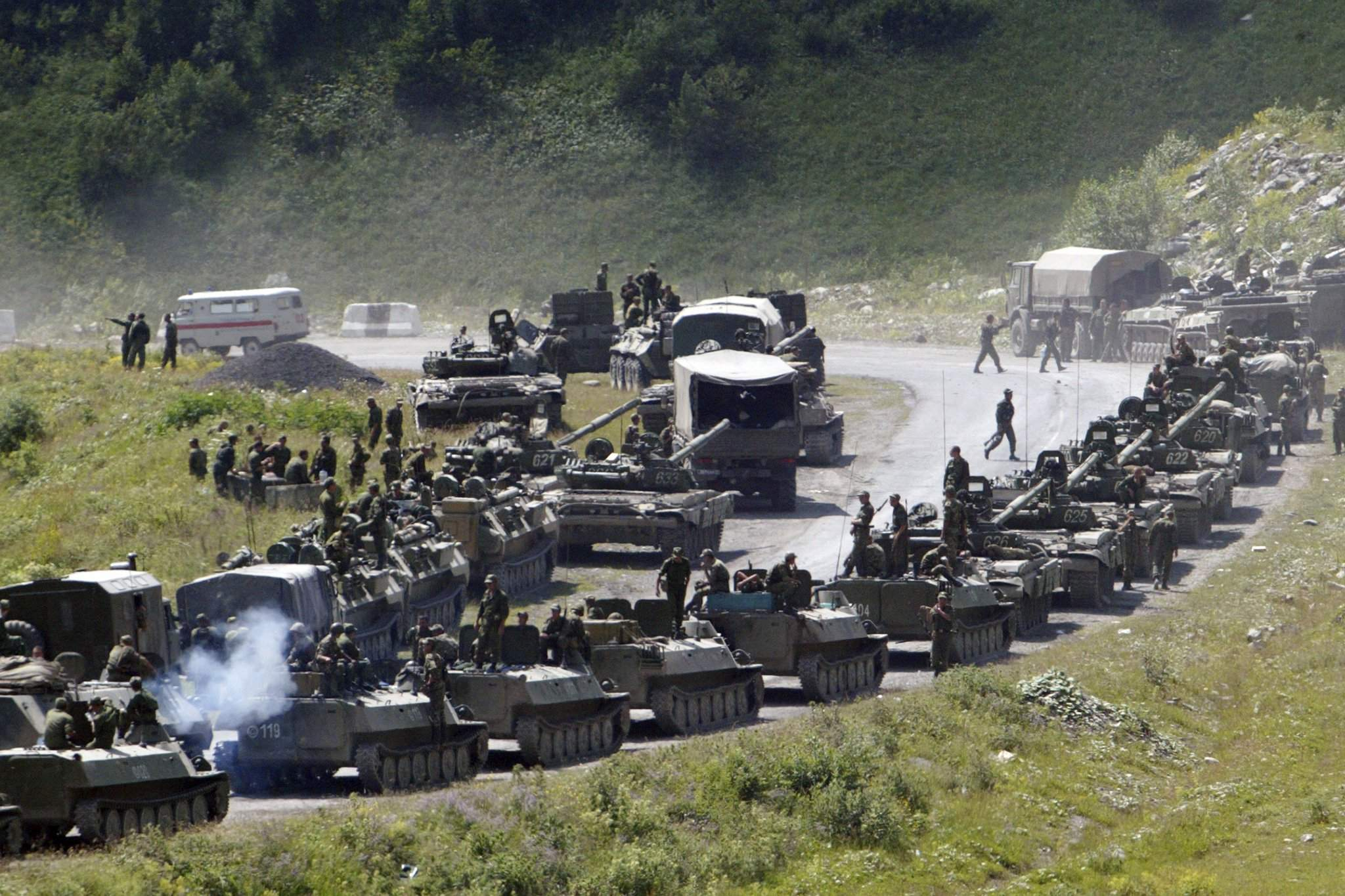 Колонна 58-й армии России движется в Южную Осетию, пересеча Рокский тоннель и направляясь в сторону Цхинвала.